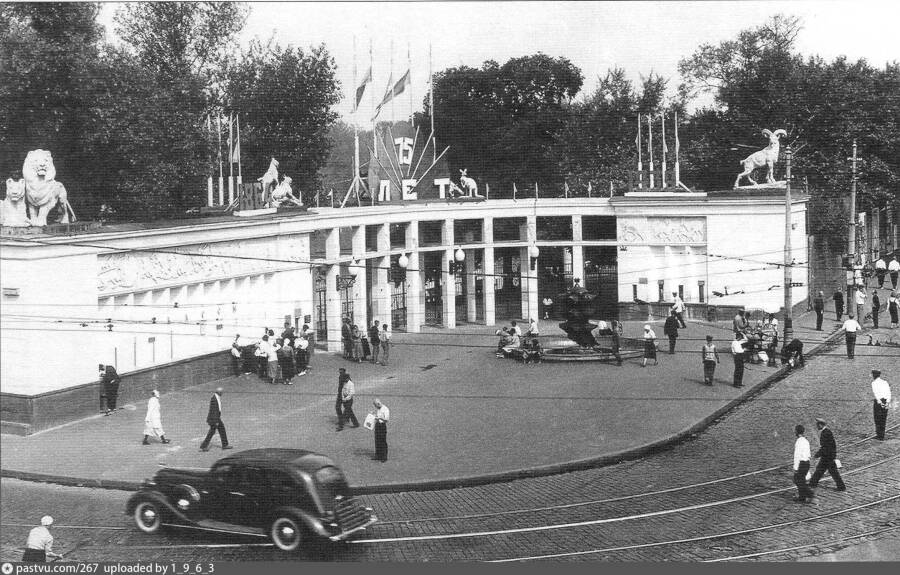 Вход в Московский зоопарк. 1939 год. 