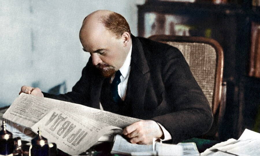 В.И. Ленин за чтением «Правды» в своём рабочем кабинете в Кремле, октябрь 1918 года. 