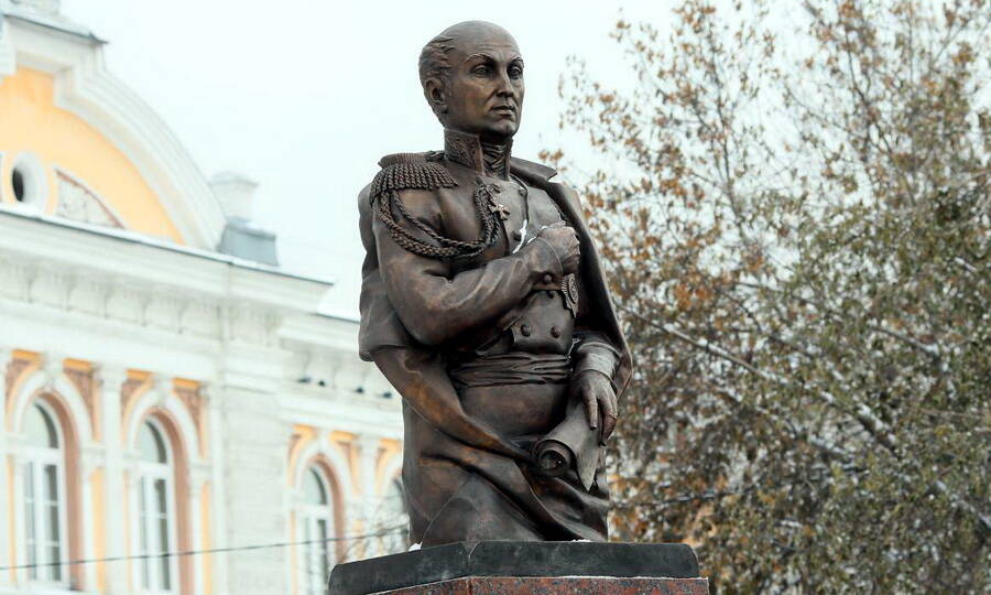 Памятник генерал-губернатору М.М. Сперанскому в Иркутске. Скульптор А.Л. Абрамов, 2016 год. 