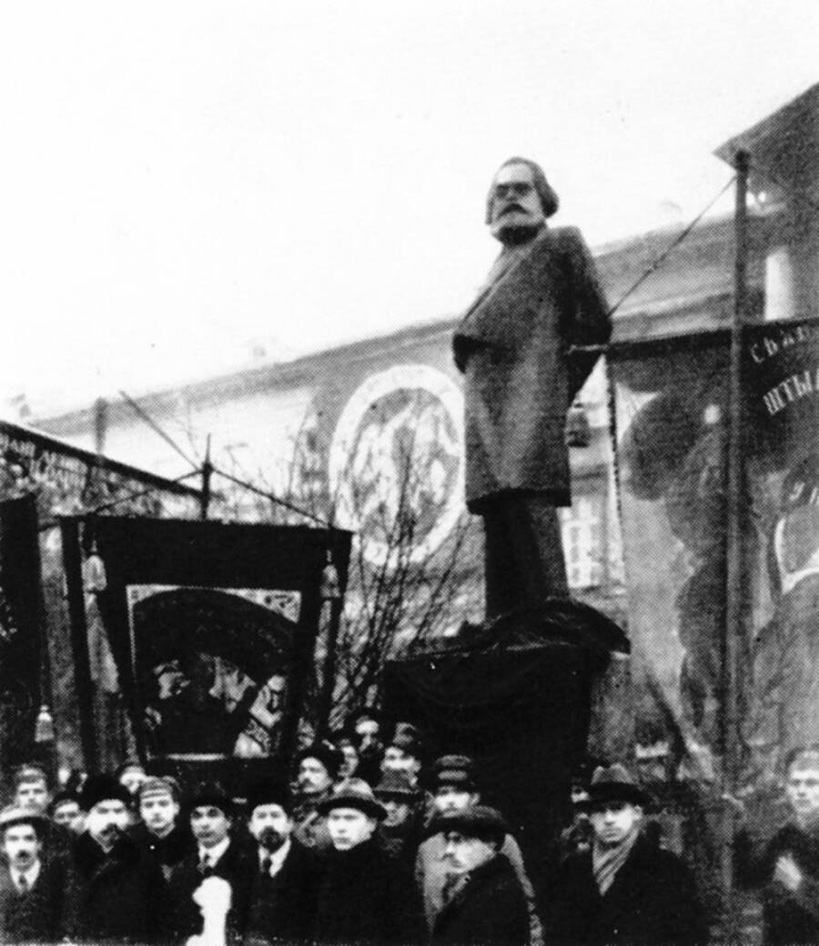 Открытие памятника Карлу Марксу в Петрограде перед Смольным. 7 ноября 1918 года. Скульптор А. Т. Матвеев. До наших дней не сохранился.