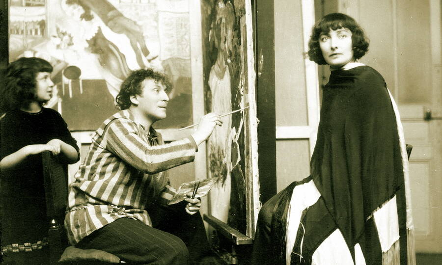 Марк Шагал за работой в обществе жены Беллы и дочери Иды, 1926 год. 