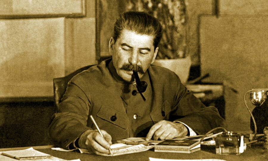  И.В. Сталин за работой, 1935–1936 гг. 