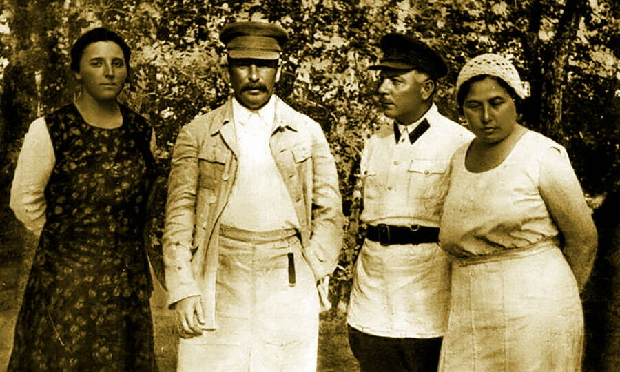  И.В. Сталин и Н.С. Аллилуева в обществе К.Е. Ворошилова и его жены, начало 1930-х гг. 