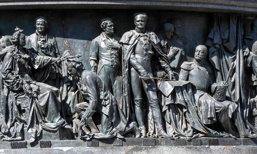 М.М. Сперанский попал в число самых знаковых фигур, изображённых в 1862 году в горельефах памятника «Тысячелетие России». В правой части снимка он подаёт Николаю I свод законов. 
