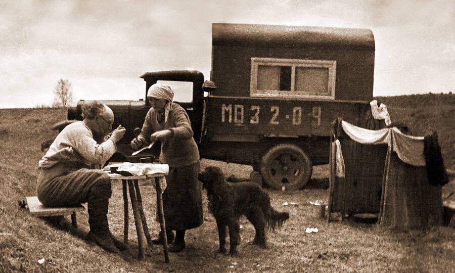 Писатель и его фургон на базе «полуторки» ГАЗ-АА, весна 1939 года. 