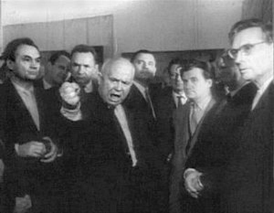 Н. С. Хрущёв на выставке в Манеже. 1 декабря 1962 года.