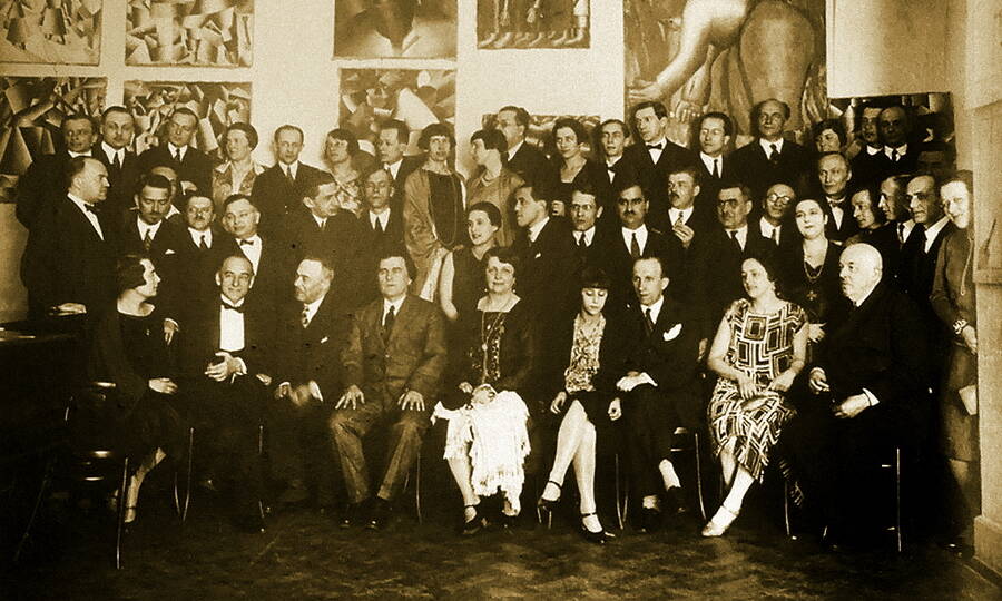  Казимир Малевич (сидит в центре) на персональной выставке в Варшаве, 1927 год. 