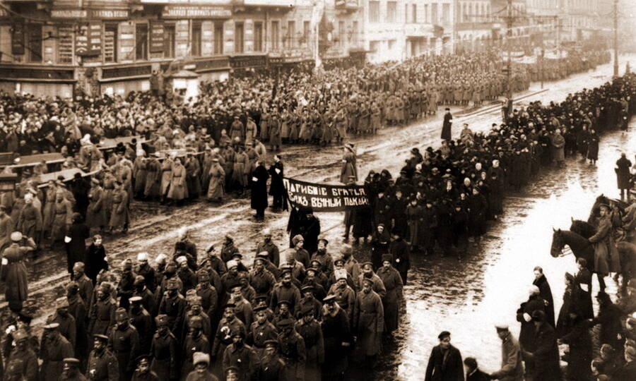 Похороны жертв Февральской революции в Петрограде, март 1917 года.