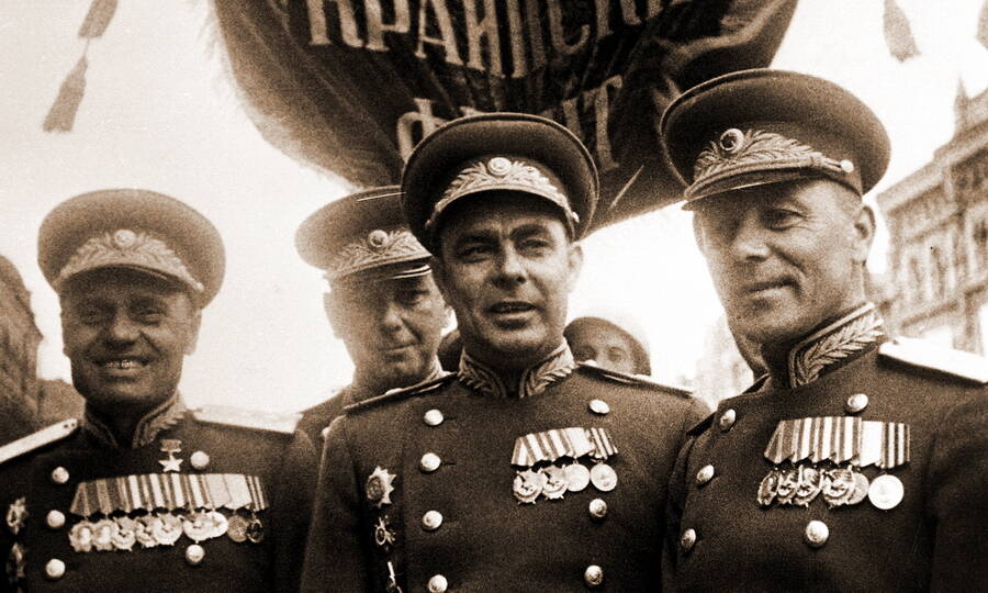  Генерал-лейтенант Л.И. Брежнев под штандартом 4-го Украинского фронта на Параде Победы, 24 июня 1945 года.