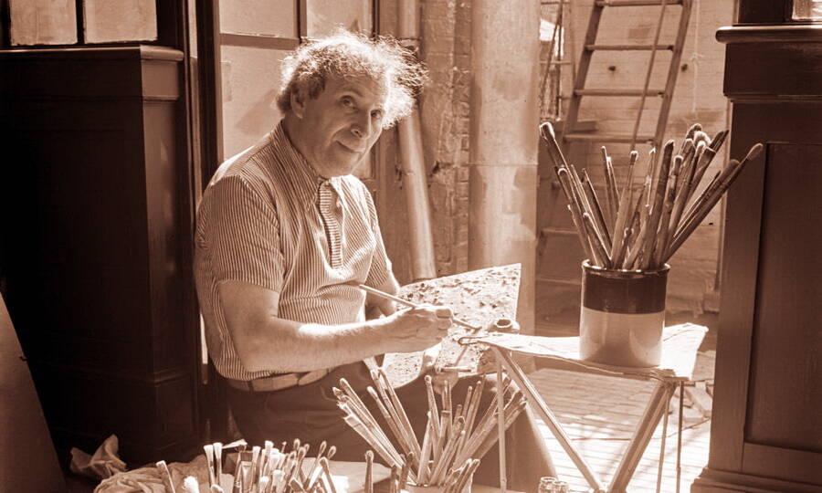 Марк Шагал в своей мастерской в США, 1942 год. 