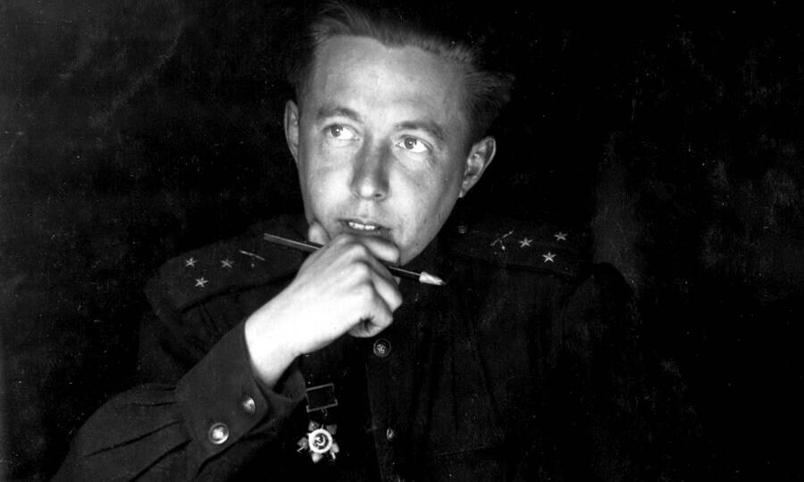 Старший лейтенант А.И. Солженицын в блиндаже. Белоруссия, февраль 1944 года. 