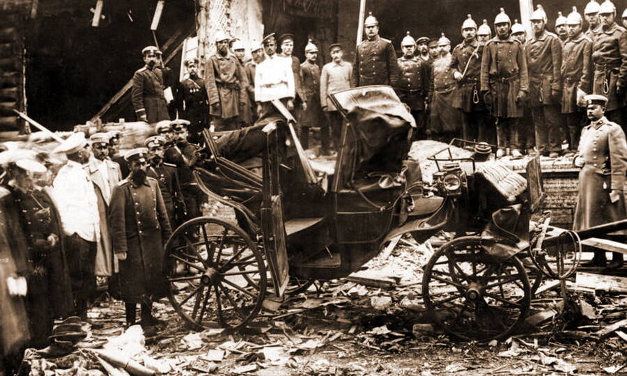 Полиция и пожарные у остатков экипажа после взрыва на Аптекарском острове, 1906 год. 