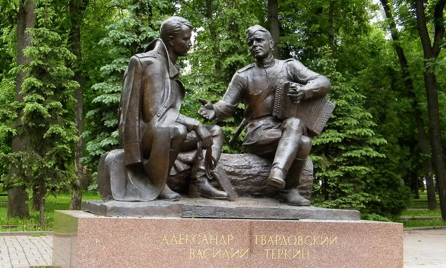 Памятник Александру Твардовскому и его самому известному персонажу в Смоленске. Скульптор А.Г. Сергеев, 1995 год. 