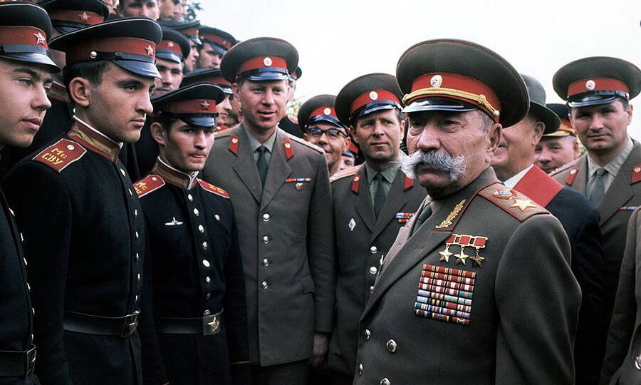 С.М. Будённый с преподавателями и выпускниками Московского суворовского училища, май 1970 года. 