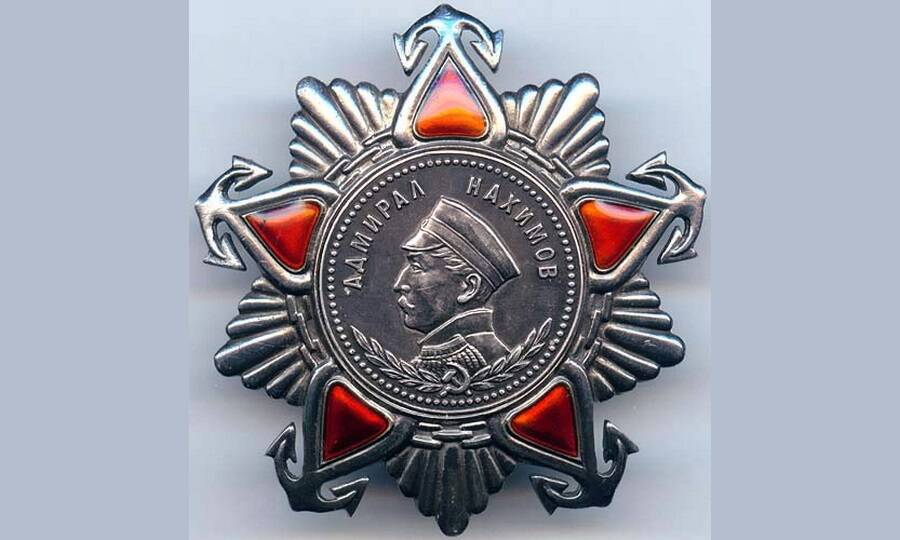  В 1944 году в СССР был учреждён орден Нахимова двух степеней (на фото знак II степени) – одна из самых красивых советских наград. В 1992 году его перенесли в наградную систему современной России. 