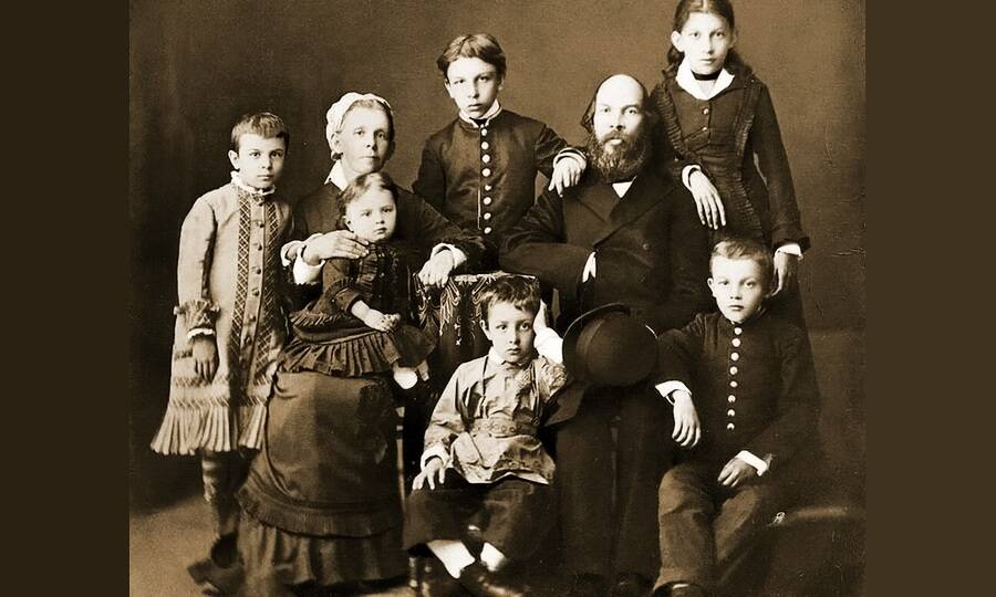  Семья Ульяновых. Симбирск, 1879 год. Володя Ульянов сидит внизу справа. 