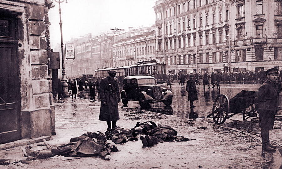 Жертвы первых артиллерийских обстрелов Ленинграда, сентябрь 1941 года. 