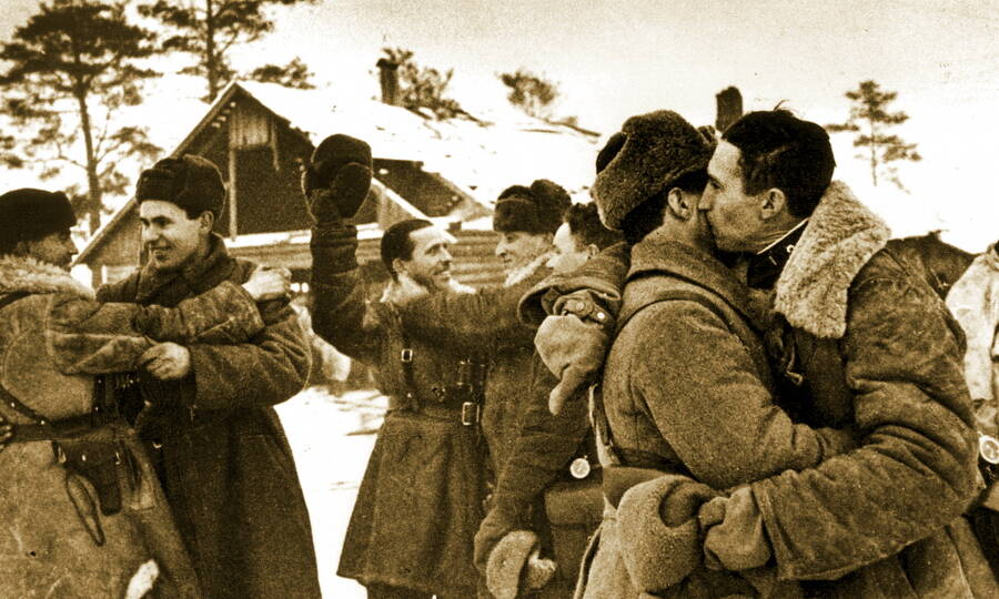 Встреча бойцов Ленинградского и Волховского фронтов, прорвавших блокаду Ленинграда. 