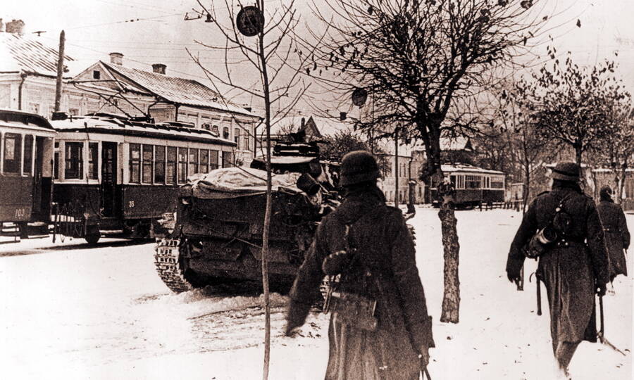 Немецкие солдаты и танки на улицах захваченного Калинина. 
