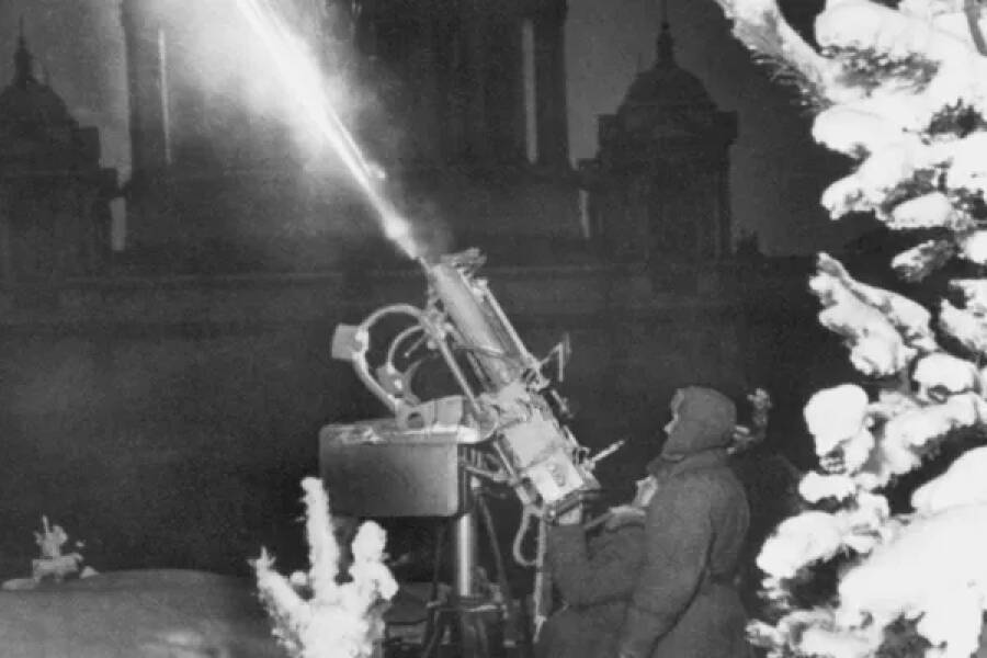Зенитчики у Исаакиевского собора в дни блокады Ленинграда.