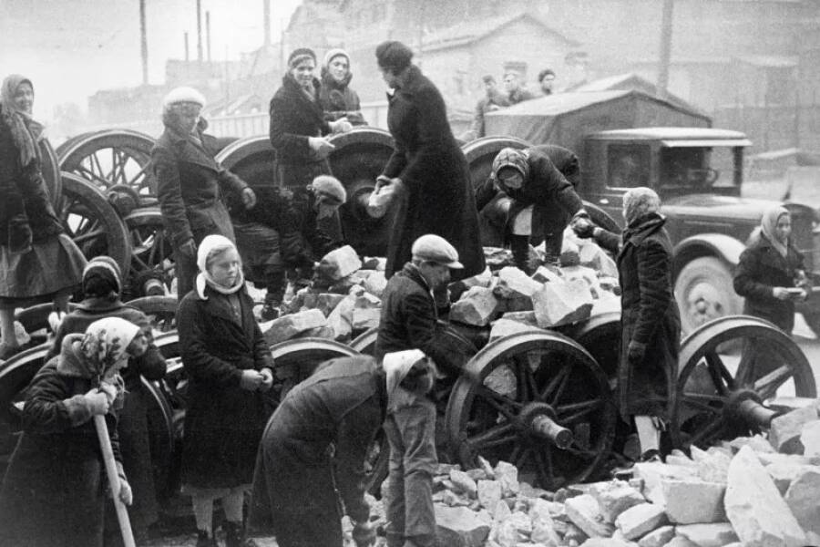 Жители блокадного Ленинграда на строительстве баррикады у Кировского завода.
