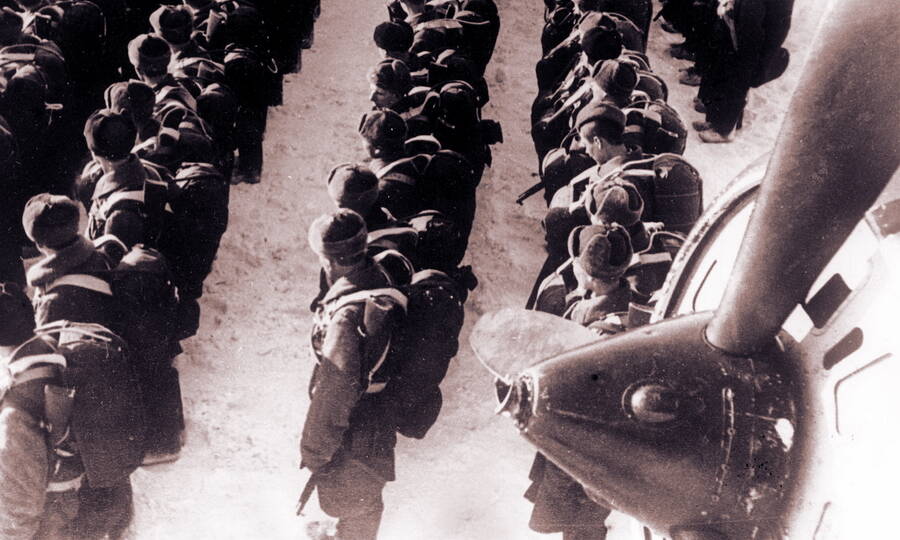 Советские десантники на лётном поле аэродрома перед посадкой в самолёт.