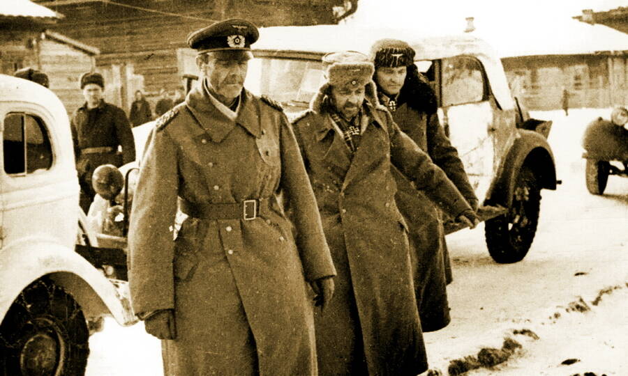 Командующий 6-й армией вермахта фельдмаршал Фридрих Паулюс и офицеры его штаба после сдачи в плен.