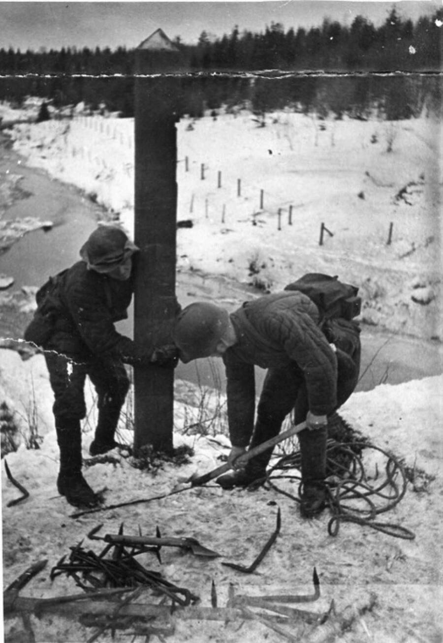 Советские солдаты выкапывают столб на погранзаставе Майнила, 30 ноября 1939 года. 