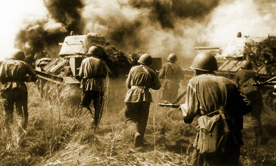 Атака советской пехоты при поддержке танков. Курская дуга, лето 1943 года. 