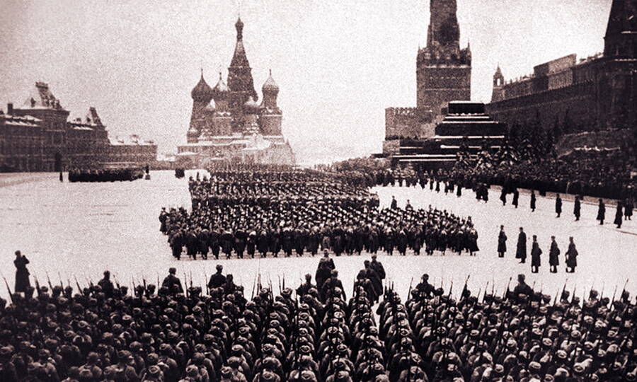 Стрелковые части проходят по Красной площади на параде 7 ноября 1941 года. 