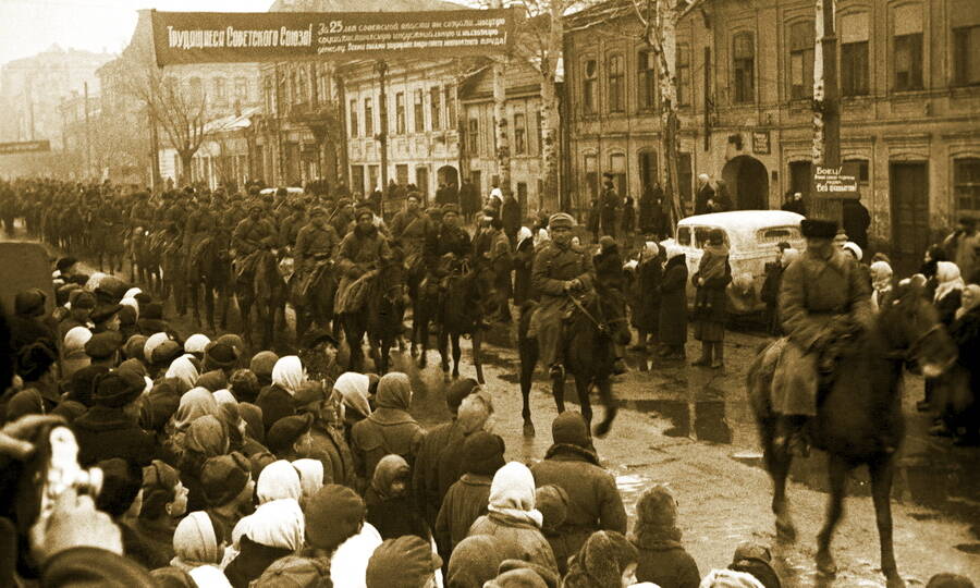Колонна советской кавалерии проходит по улицам освобождённого Ростова-на-Дону. 