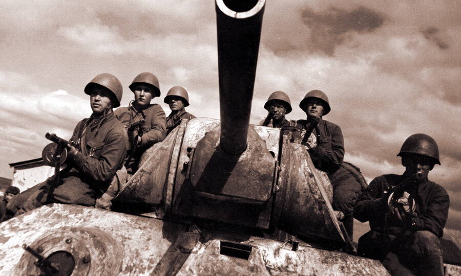  Советские мотострелки на броне танка Т-34. Харьковское направление, май 1942 года. 