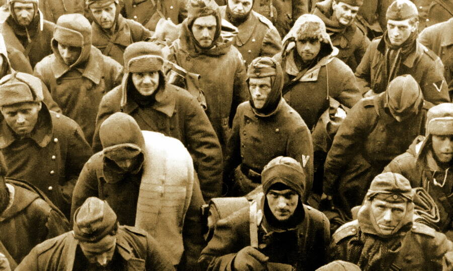 Немецкие и румынские солдаты, попавшие в советский плен под Сталинградом, начало 1943 года.