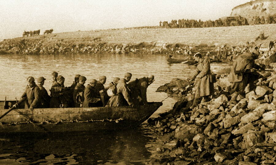 Советская пехота переправляется через Днепр, осень 1943 года. 