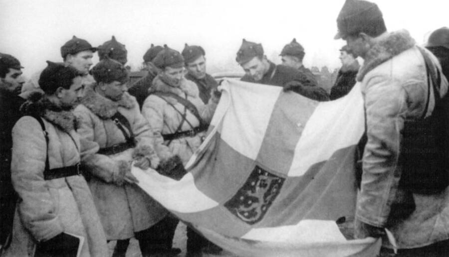 Красноармейцы с захваченным флагом Финляндии.