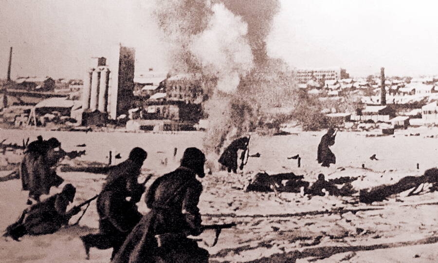 Красноармейцы идут в атаку на Ростов-на-Дону по льду замершего Дона, ноябрь 1941 года. 