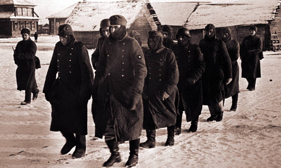 Немецкие солдаты, взятые в плен в ходе советского контрнаступления под Москвой. 