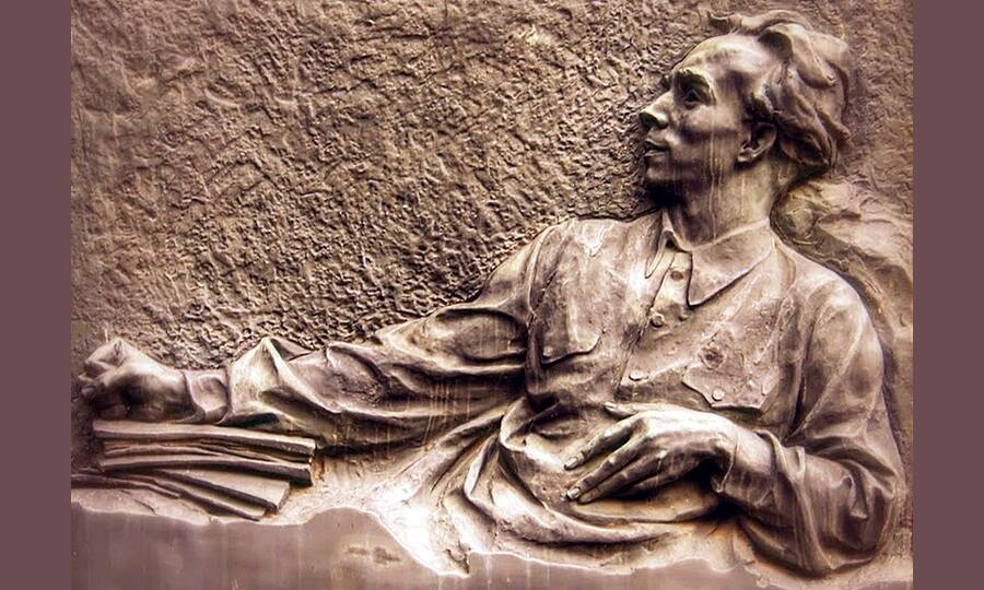 Барельеф на надгробном памятнике Н.А. Островского. Скульптор В.Е. Цигаль, 1954 год. 