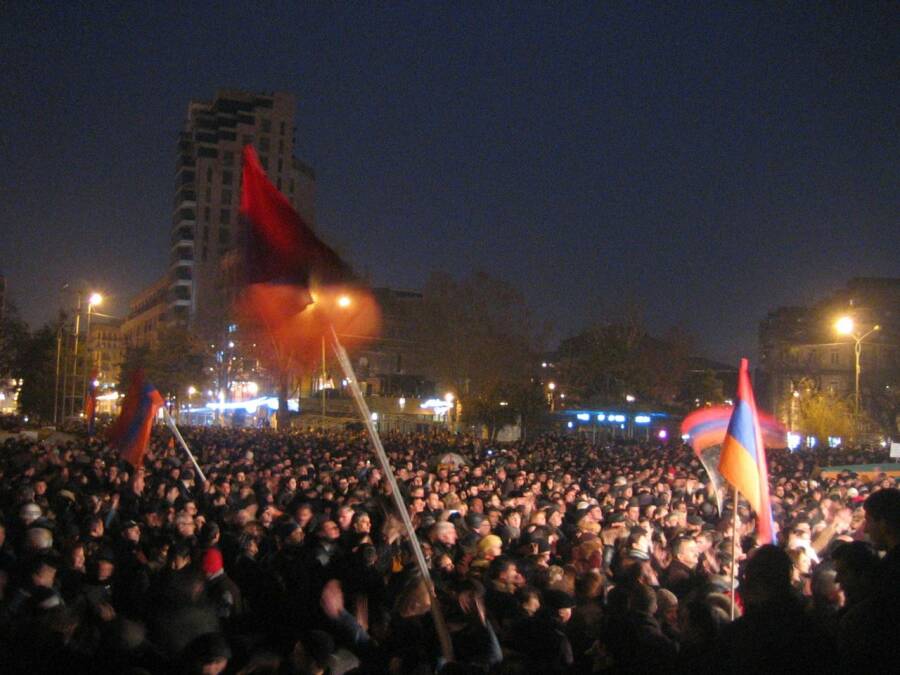 Протестующие на площади Свободы вечером 24 февраля. 