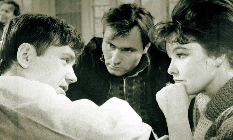Василий Шукшин и герои его фильма «Живёт такой парень» в исполнении Леонида Куравлёва и Беллы Ахмадулиной, 1964 год. 