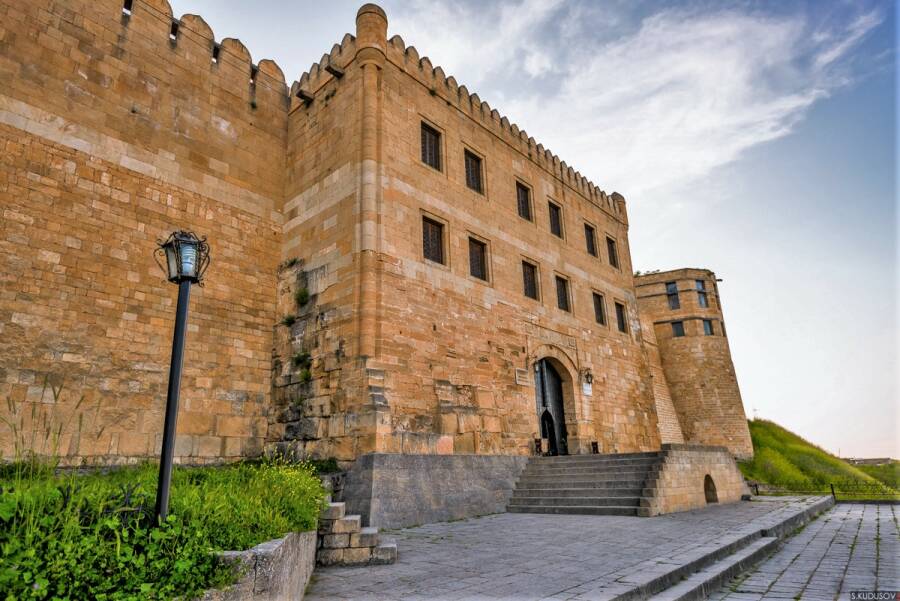 Сасанидская крепость в Дербенте, построенная для защиты от кочевников с севера. Фото: Сулим Кудусов CC BY-SA 3.0