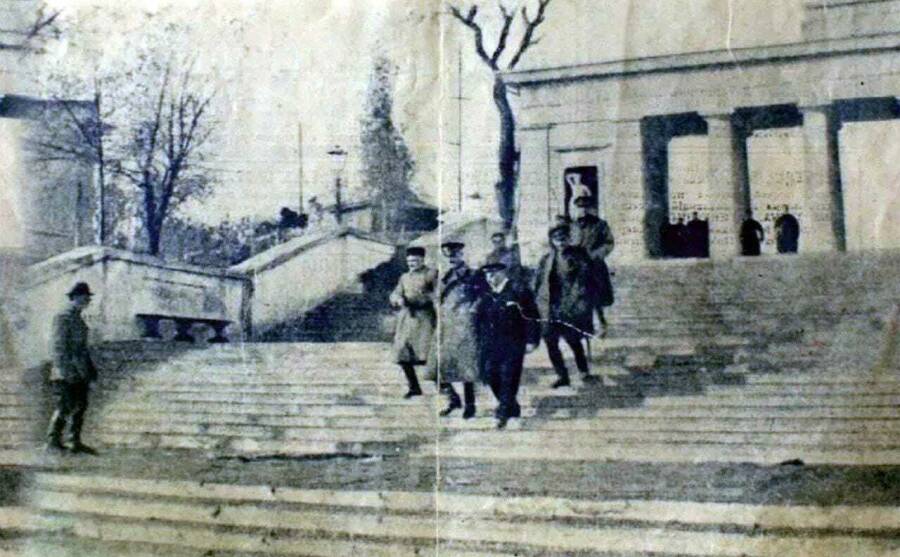 Врангель в последний раз спускается по лестнице Графской пристани в Севастополе. Ноябрь 1920 года. 