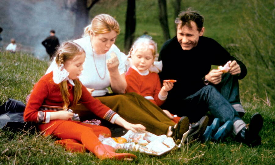 Василий Шукшин с женой Лидией Федосеевой-Шукшиной и дочерями Марией и Ольгой. 