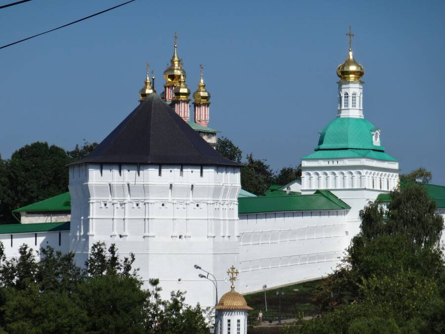 Стены монастыря.