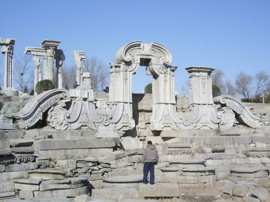 Руины разрушенного оккупантами дворца Юаньминъюань в Пекине. 