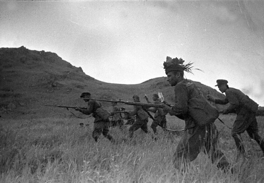 Красноармейцы идут в атаку. Окрестности озера Хасан. В.А. Тёмин. 1941-1945 Победа.