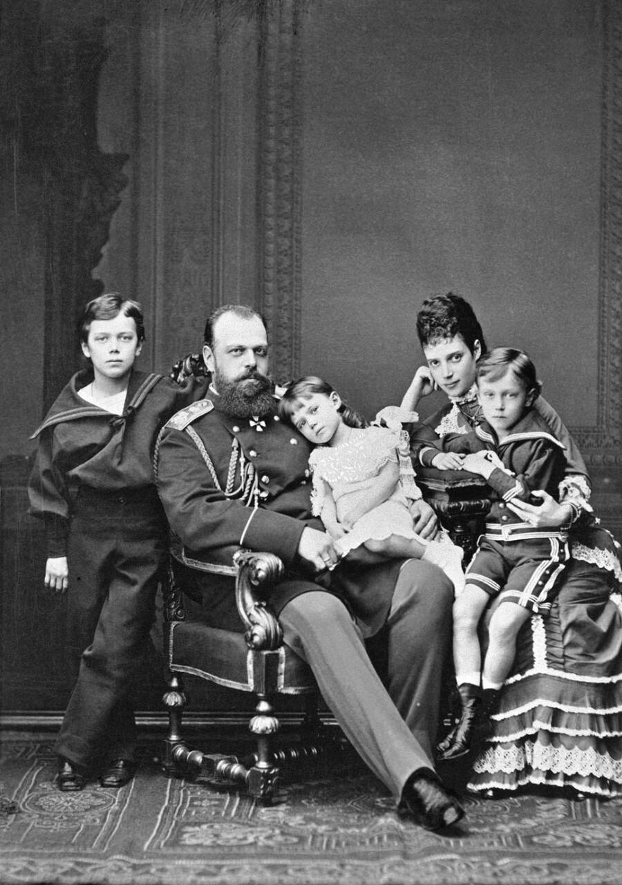 Русский цесаревич Александр III с женой и детьми (Николай, Ксения, Георгий). 1878 г. Фото: С.Л. Левицкий