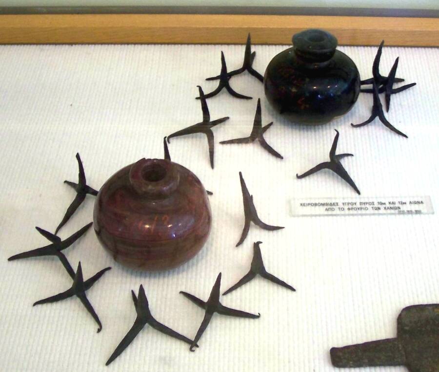 Ручные гранаты с греческим огнём и чеснок арсенала Ханьи, X и XII века. Фото: Badseed CC BY-SA 3.0