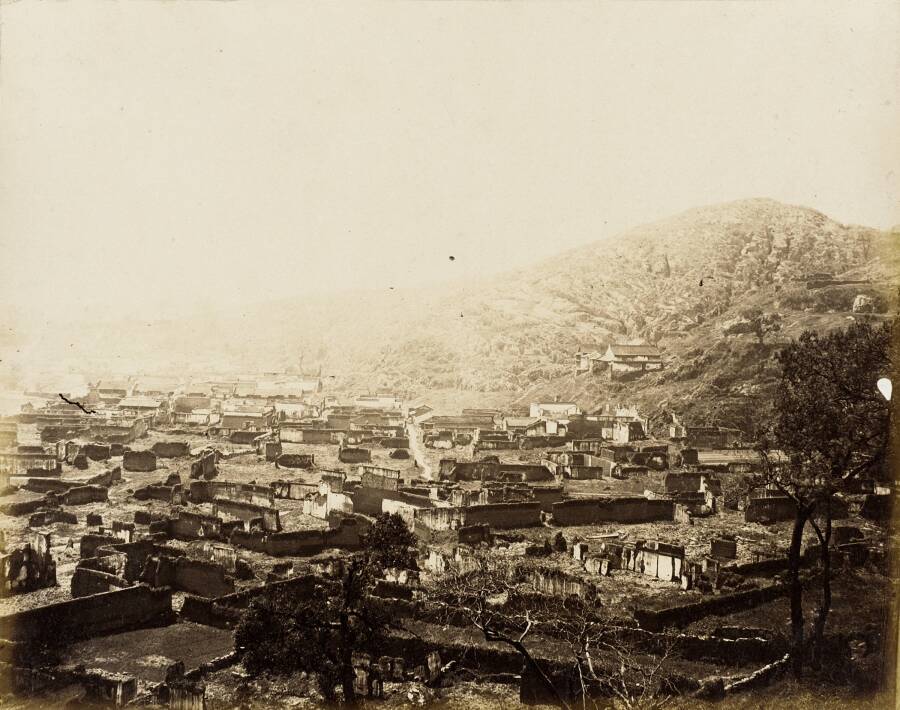 Разрушенная войсками интервентов китайская деревня, 1860. 