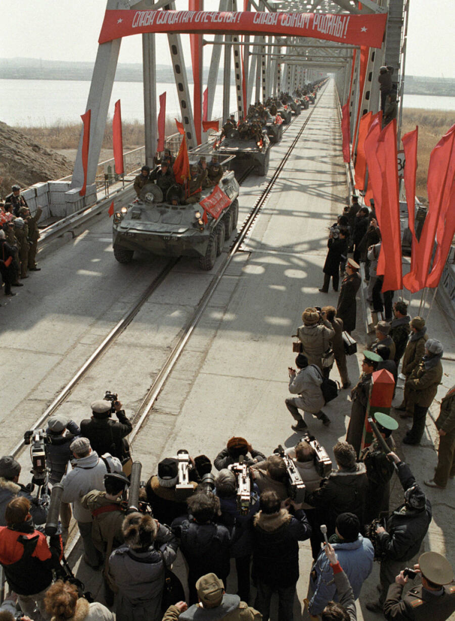Последняя колонна советских войск пересекает афгано-советскую границу, 15 февраля 1989 года, фото А. Соломонова. Фото: RIA Novosti archive, image #58833/A. Solomonov/CC-BY-SA 3.0